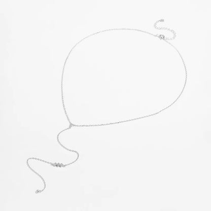 Collier longue chaîne argenté en argent 925 plaqué platine raffiné et diamants à plat vue en entier.