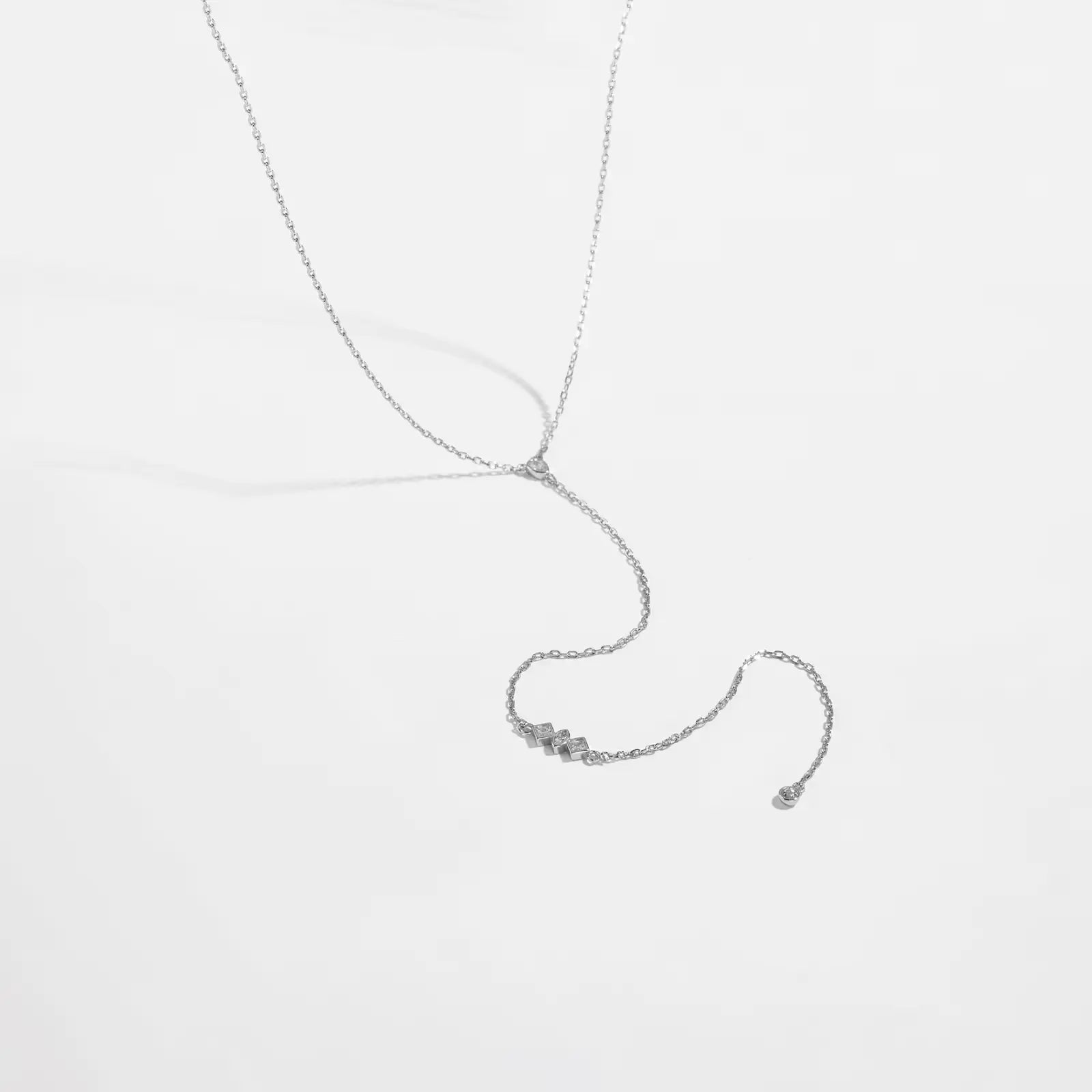 Collier longue chaîne argenté en argent sterling 925 plaqué platine et diamants posé.
