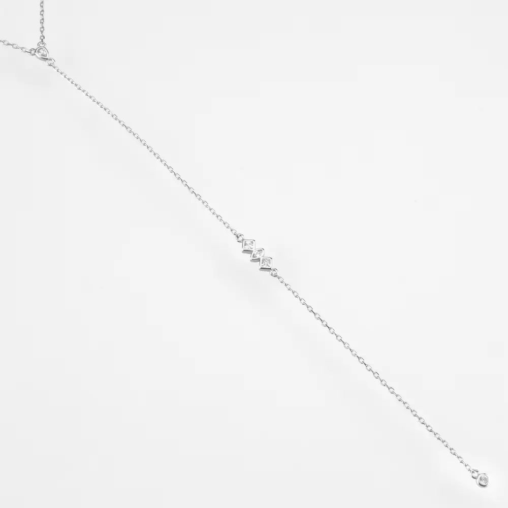 Collier longue chaîne argenté en argent 925 plaqué platine et diamants  éclatants étiré vue de proche.