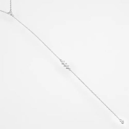 Collier longue chaîne argenté en argent 925 plaqué platine et diamants  éclatants étiré vue de proche.