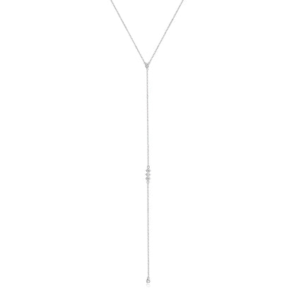 Collier longue chaîne argenté en argent 925 plaqué platine et diamants sur fond blanc.