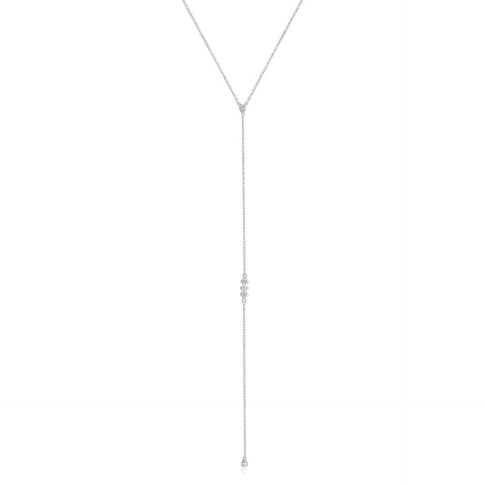 Collier longue chaîne argenté en argent 925 plaqué platine et diamants sur fond blanc.