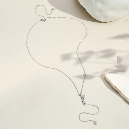 Collier love long pendentif cœur en argent 925 plaqué or blanc et diamants en zircon blancs et roses à plat vue en entier.
