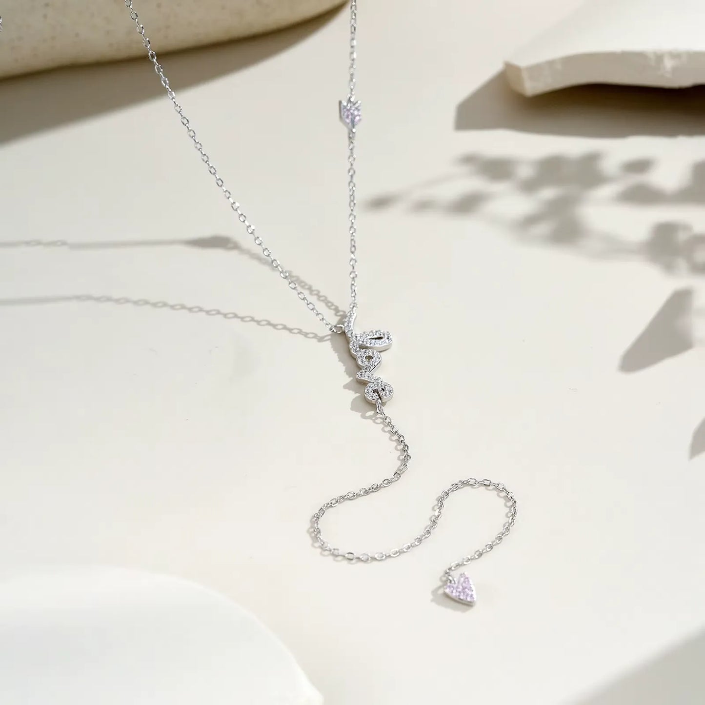 Collier love long pendentif cœur en argent 925 plaqué or blanc et diamants en zircon à plat.