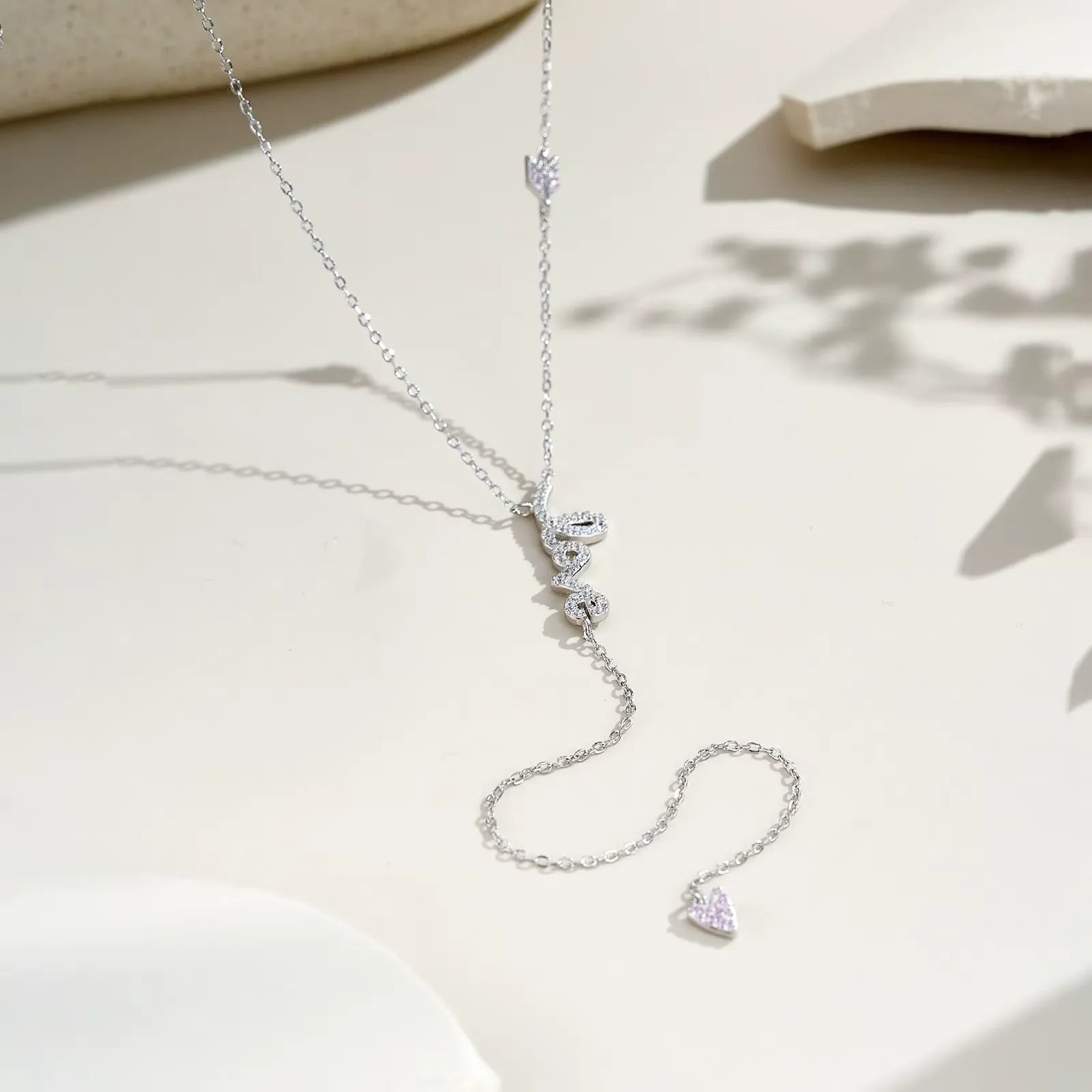 Collier love long pendentif cœur en argent 925 plaqué or blanc et diamants en zircon à plat.