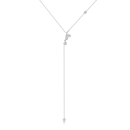 Collier love long pendentif cœur en argent 925 plaqué or blanc et diamants en zircon sur fond blanc.