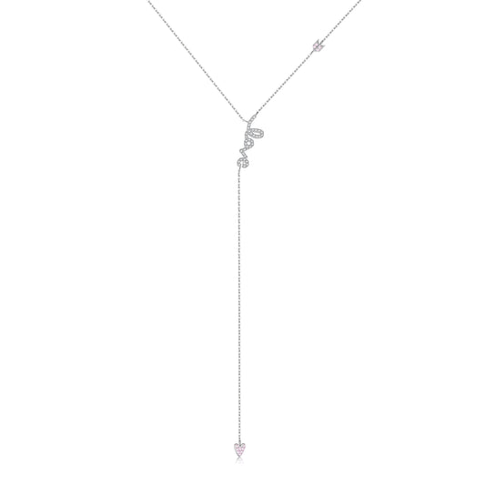 Collier love long pendentif cœur en argent 925 plaqué or blanc et diamants en zircon sur fond blanc.