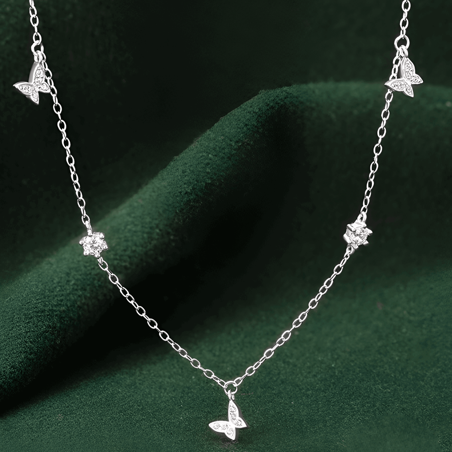 Collier maille argentée papillons en argent sterling 925 plaqué or blanc et zircons vue de face.