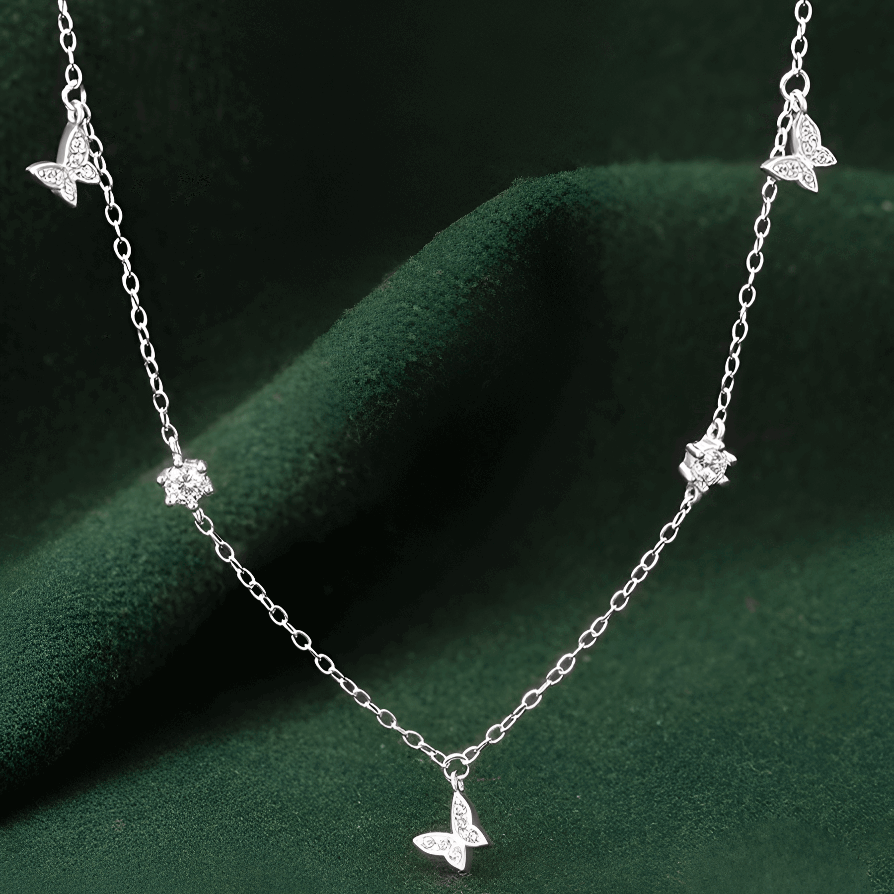 Collier maille argentée papillons en argent sterling 925 plaqué or blanc et zircons vue de face.