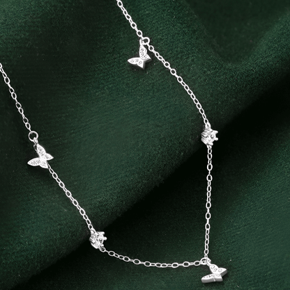 Collier maille argentée papillons en argent 925 plaqué or blanc délicat et zircons à plat.