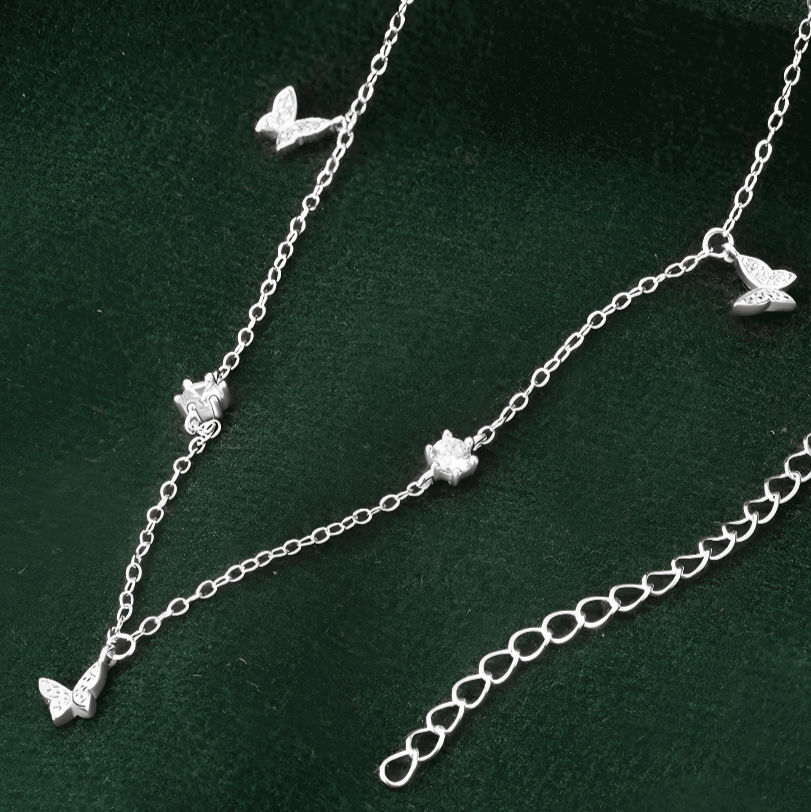 Collier maille argentée papillons en argent 925 plaqué or blanc et zircons naturels vue de proche.
