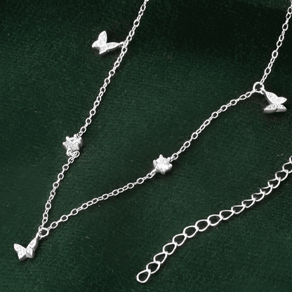 Collier maille argentée papillons en argent 925 plaqué or blanc et zircons naturels vue de proche.