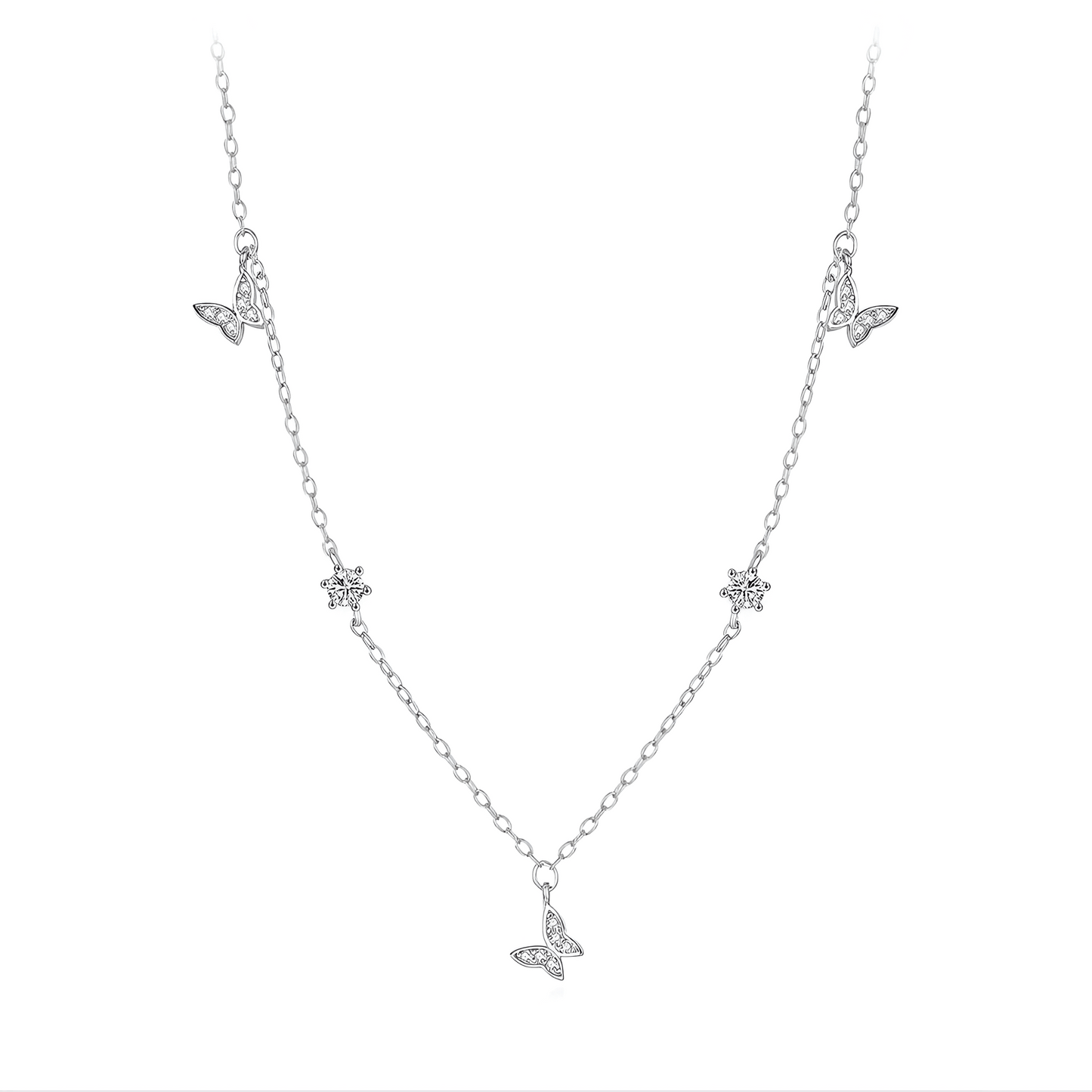 Collier maille argentée papillons en argent 925 plaqué or blanc et zircons sur fond blanc.