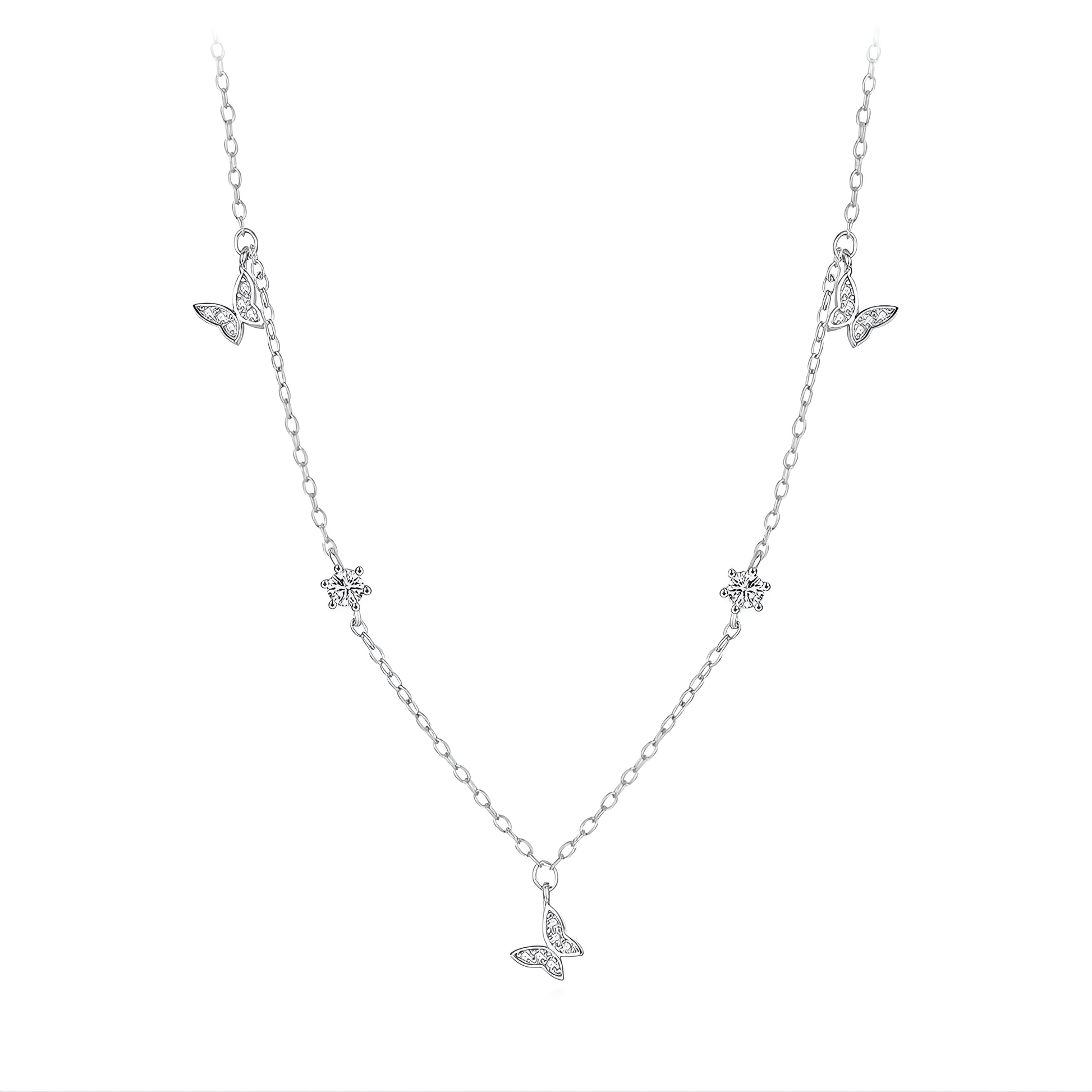 Collier maille argentée papillons en argent 925 plaqué or blanc et zircons sur fond blanc.