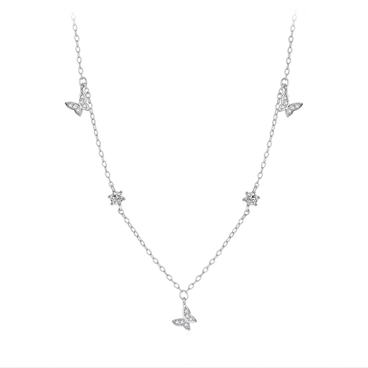 Collier maille argentée papillons en argent 925 plaqué or blanc et zircons sur fond blanc.