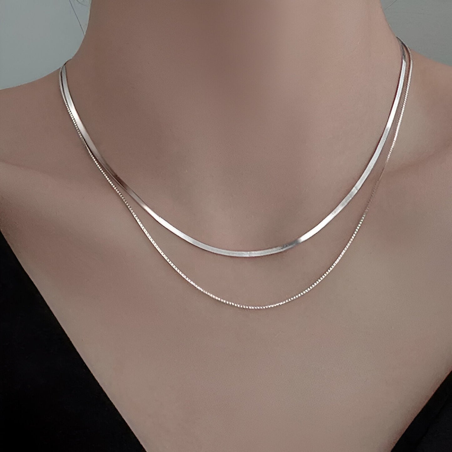 Collier multi-chaînes Aria en argent sterling 925 porté au cou d'une femme vue de proche.