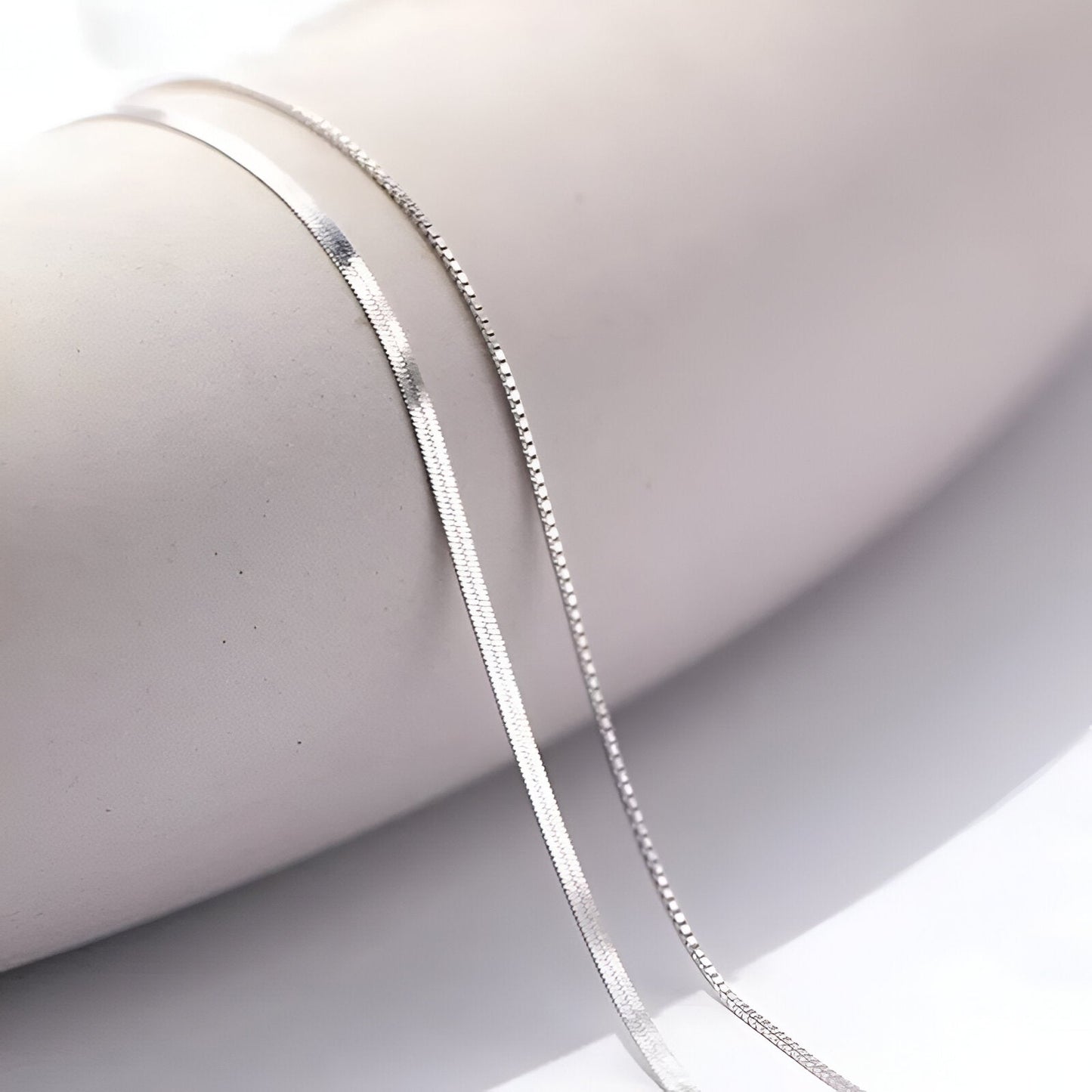 Collier multi-chaînes Aria en argent sterling 925 posé.
