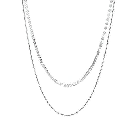 Collier multi-chaînes Aria en argent 925 sur fond blanc.