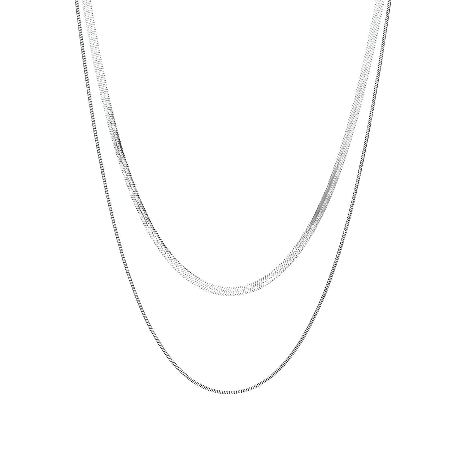 Collier multichaîne en argent 925 sur fond blanc.
