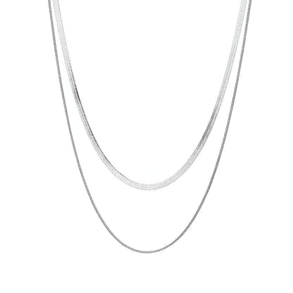 Collier multichaîne en argent 925 sur fond blanc.