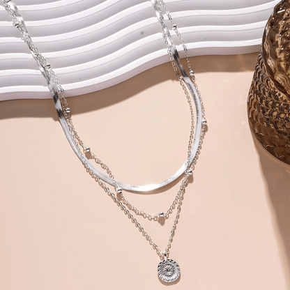 Collier multichaîne en or blanc vue de côté.