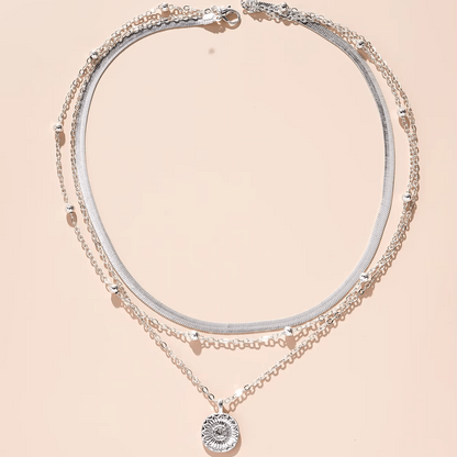 Collier multichaîne en or blanc vue de face.