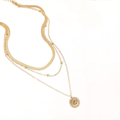 Collier multichaîne en or jaune vue de côté.