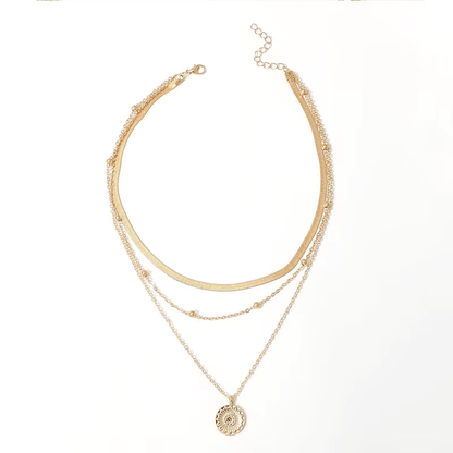 Collier multichaîne en or jaune sur fond blanc.