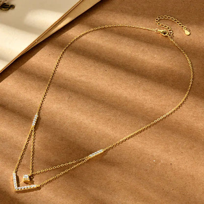 Collier multi-chaînes pendentif V en argent sterling 925 plaqué or jaune et diamants à plat vue de côté. 