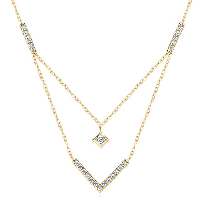 Collier multi-chaînes pendentif V en argent 925 plaqué or jaune et diamants sur fond blanc.