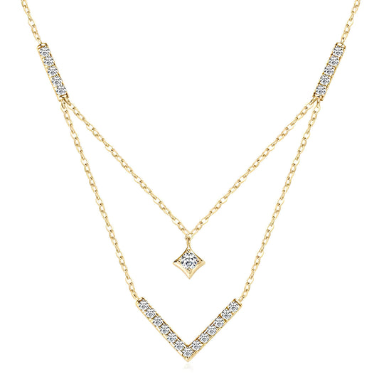 Collier multi-chaînes pendentif V en argent 925 plaqué or jaune et diamants sur fond blanc.