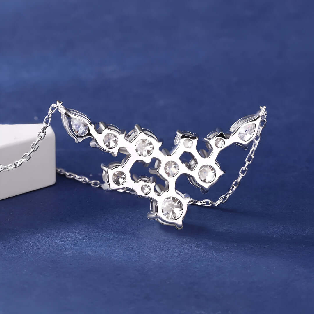 Collier pavé de diamants Emiliah en argent 925 plaqué or blanc raffiné vue de dos.