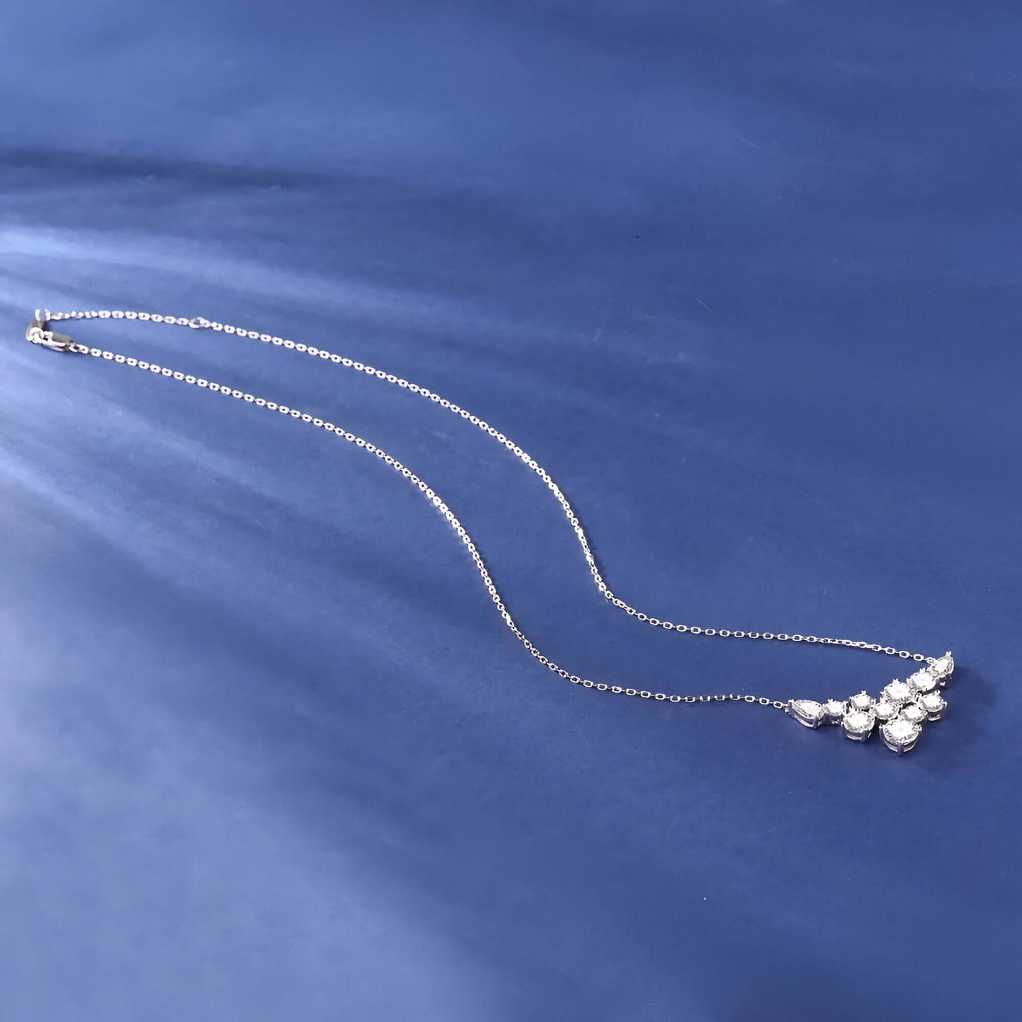 Collier pavé de diamants Emiliah en argent 925 plaqué or blanc discret à plat.