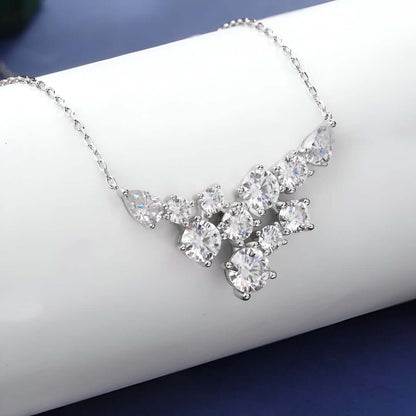 Collier pavé de diamants scintillants Emiliah en argent 925 plaqué or blanc posé sur un cylindre blanc.