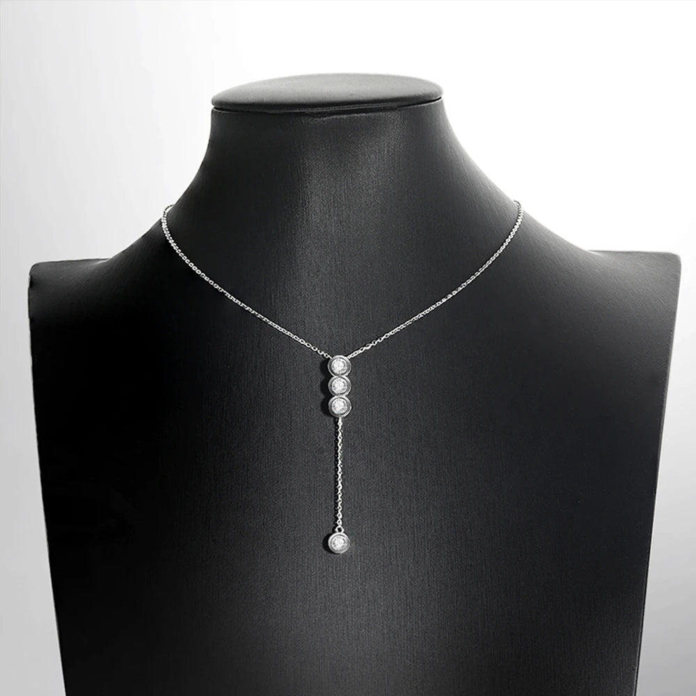 Collier pendeloque Lyana en argent 925 plaqué or blanc et diamants porté par un mannequin vue de face.
