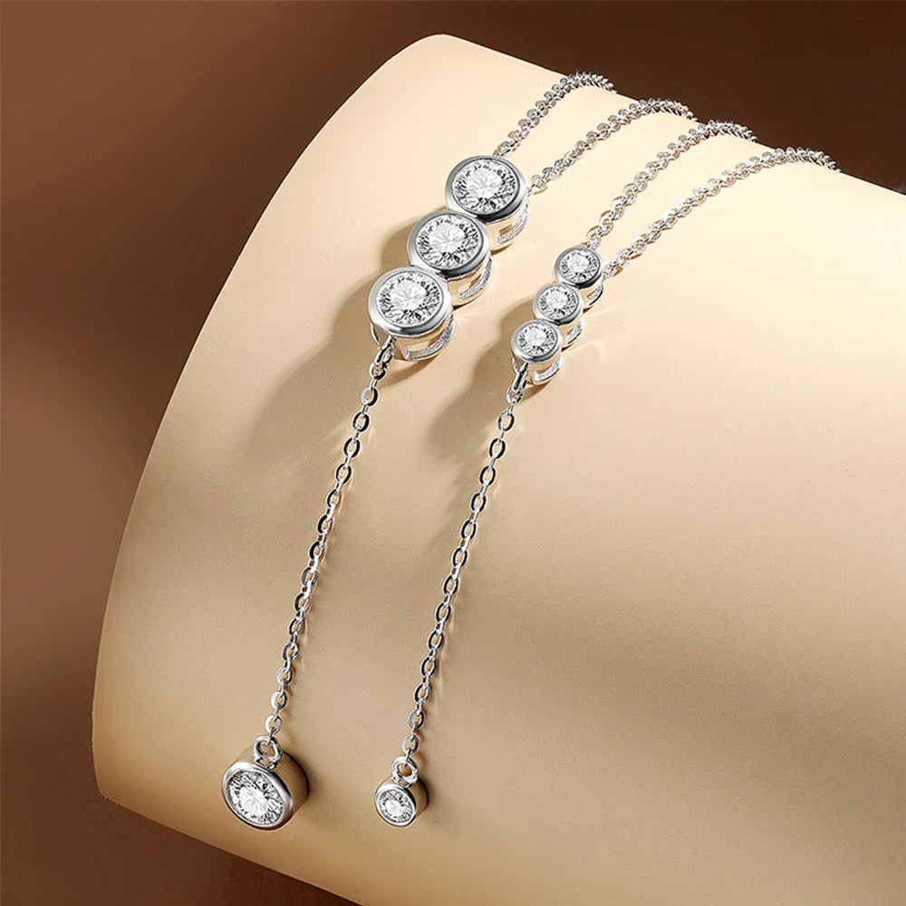 Variantes 0.1ct et 0.5ct du collier pendeloque Lyana en argent 925 plaqué or blanc et diamants éclatants posés sur un cylindre.