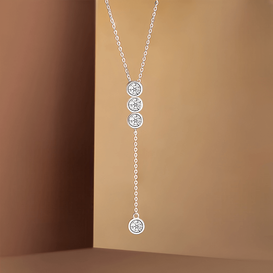 Collier pendentif en or blanc et diamants synthétiques vue de face.