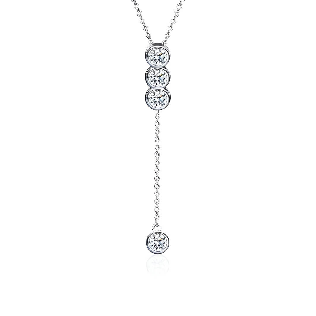 Collier pendentif en or blanc et diamants synthétiques sur fond blanc.