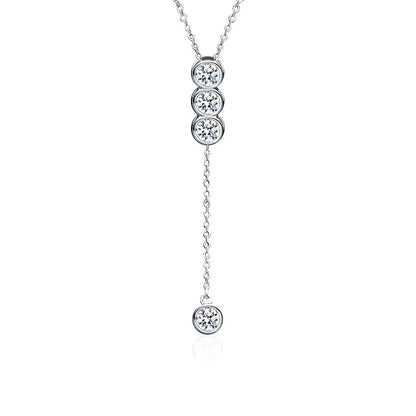 Collier pendentif en or blanc et diamants synthétiques sur fond blanc.