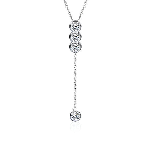 Collier pendentif en or blanc et diamants synthétiques sur fond blanc.