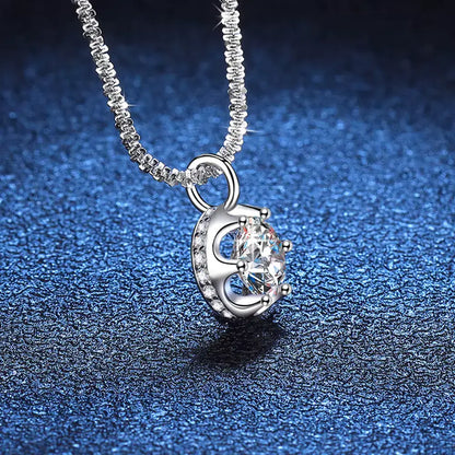Collier pendentif maille forçat miroir Daniella en argent 925 plaqué or blanc et diamants scintillants vue de côté.