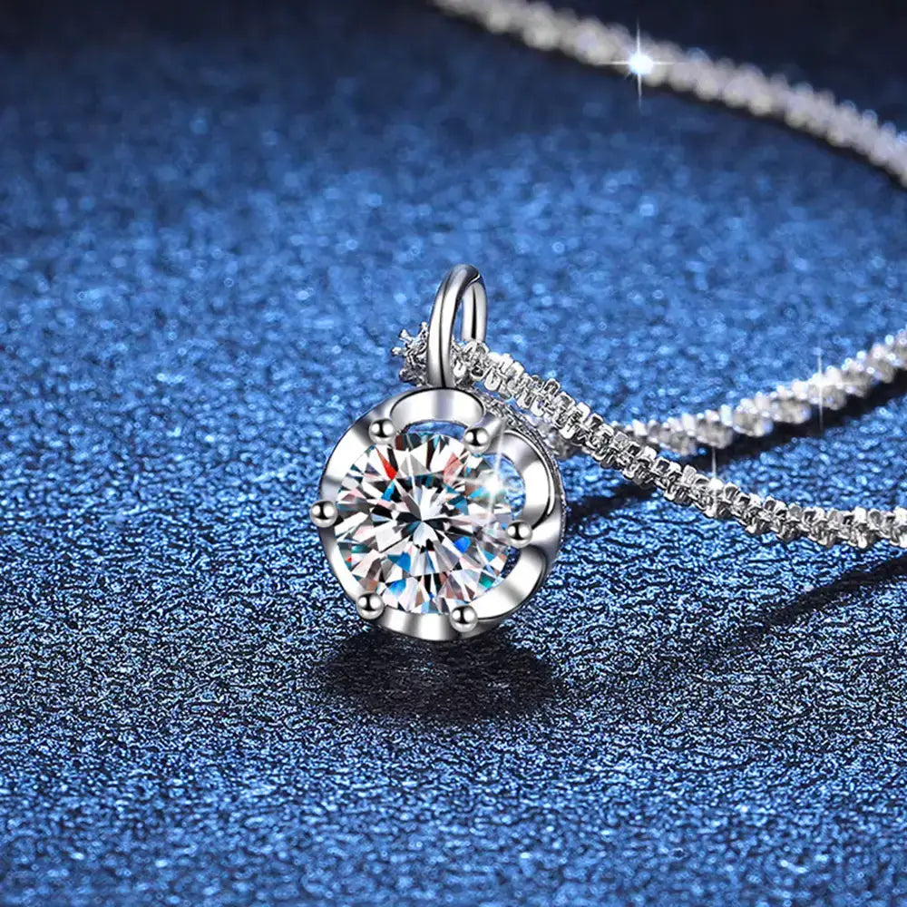 Détail du collier pendentif maille forçat miroir Daniella en argent 925 plaqué or blanc délicat et diamants vue de proche.