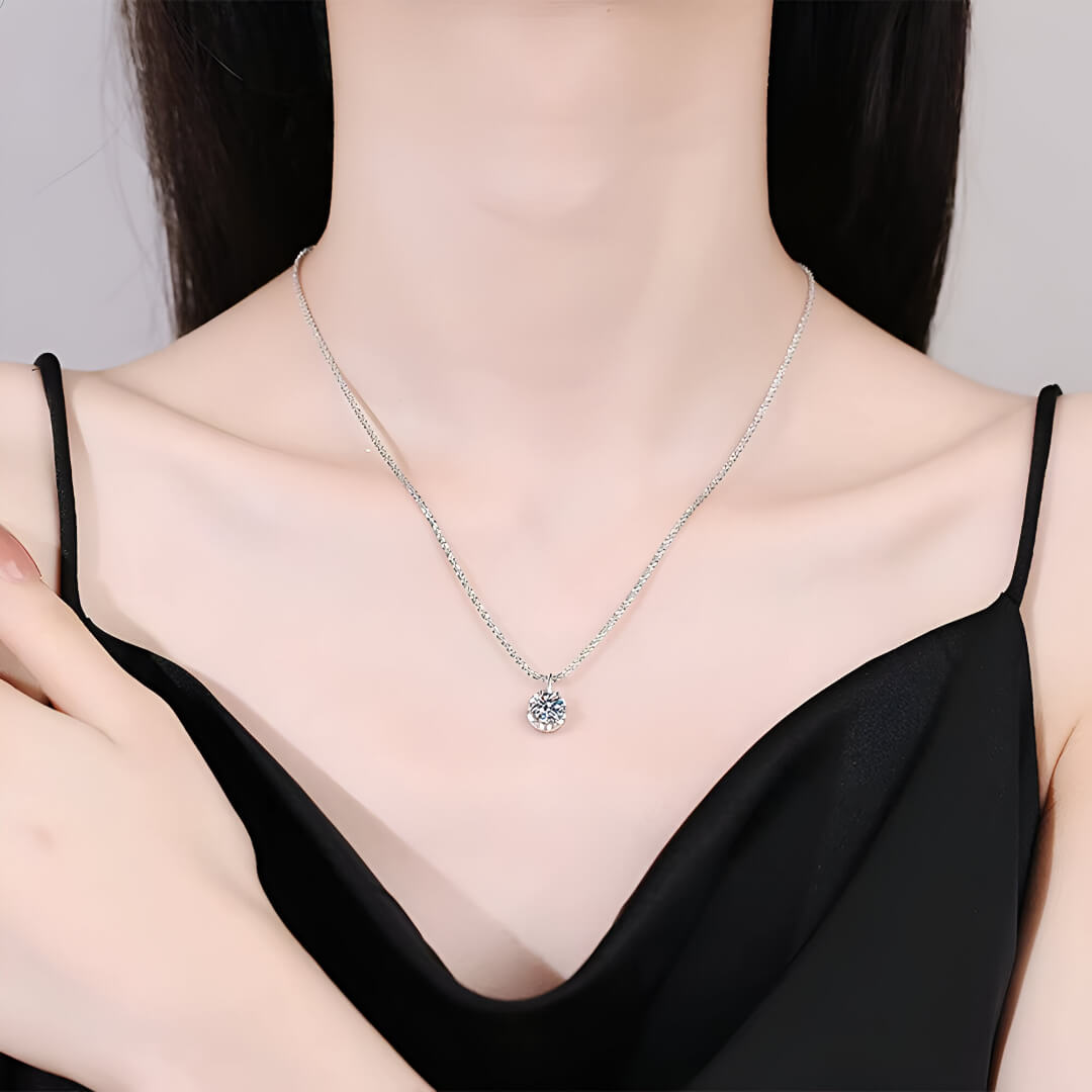 Collier pendentif maille forçat miroir Daniella en argent 925 plaqué or blanc raffiné et diamants porté au cou d'une femme vue de loin.