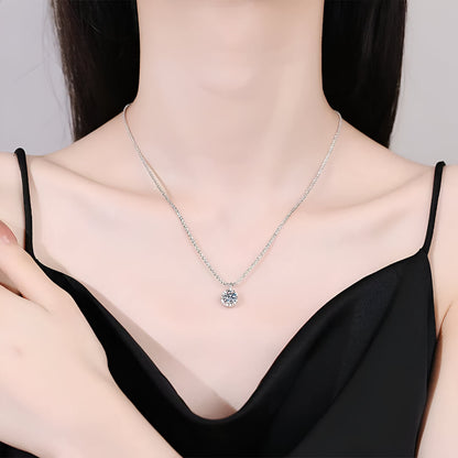 Collier pendentif maille forçat miroir Daniella en argent 925 plaqué or blanc raffiné et diamants porté au cou d'une femme vue de loin.