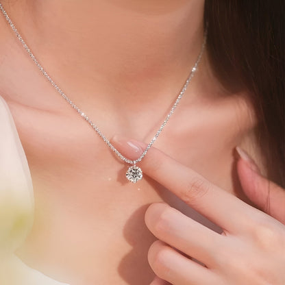 Collier pendentif maille forçat miroir Daniella en argent sterling 925 plaqué or blanc et diamants porté au cou d'une femme.