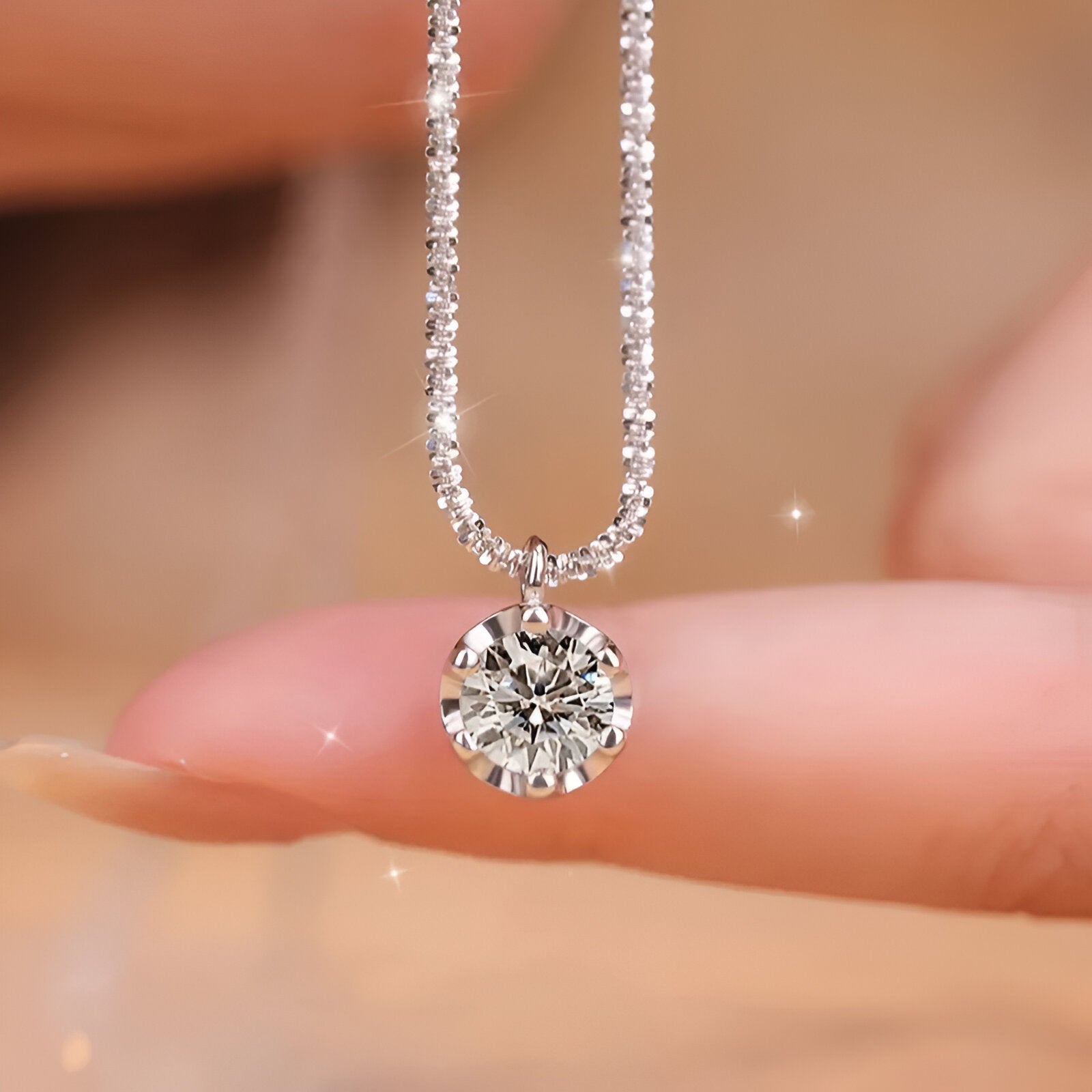 Collier pendentif maille forçat miroir Daniella en argent 925 plaqué or blanc et diamants montré par une main vue de proche.