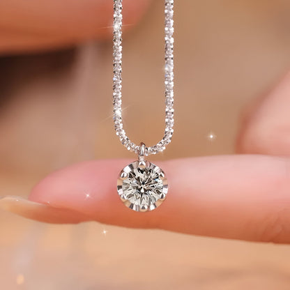 Collier pendentif maille forçat miroir Daniella en argent 925 plaqué or blanc et diamants montré par une main vue de proche.