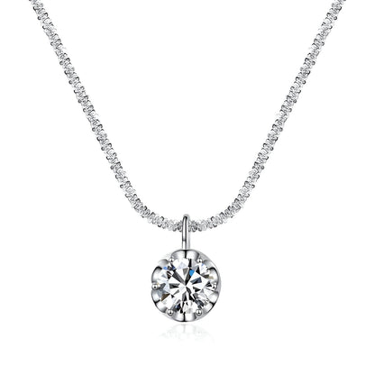 Collier pendentif maille forçat miroir Daniella en argent 925 plaqué or blanc et diamants sur fond blanc.