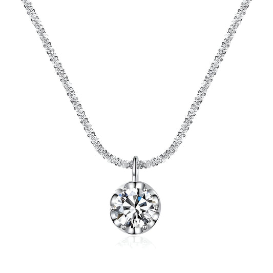 Collier pendentif maille forçat miroir Daniella en argent 925 plaqué or blanc et diamants sur fond blanc.