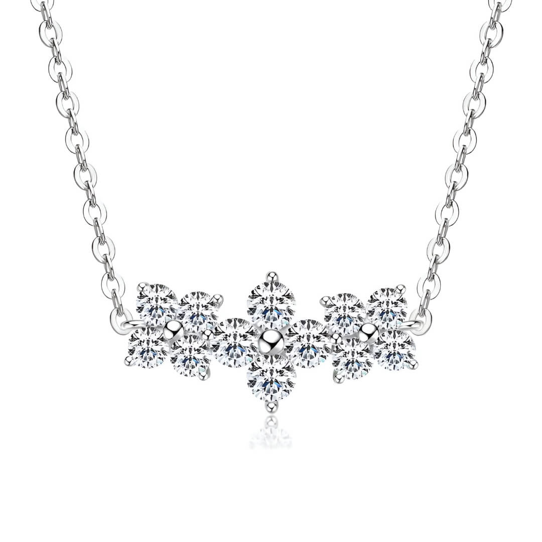 Collier pendentif en or blanc et diamants synthétiques sur fond blanc.